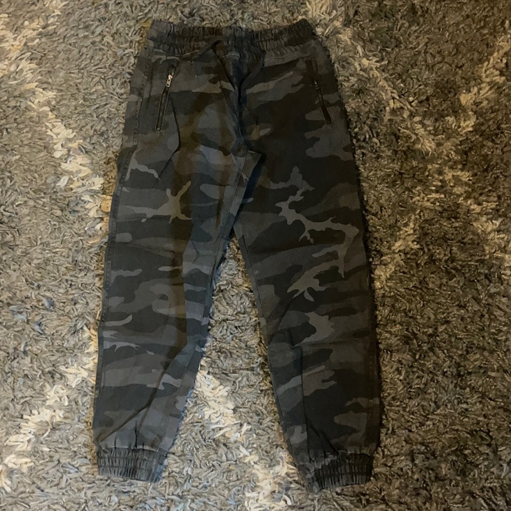 Aritzia TNA Camo Joggers